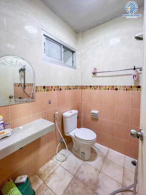 *****ทาวน์เฮ้าส์มือสองย่านนนทบุรี ม.เหนือฟ้าโฟร์ บ้านกล้วย-ไทรน้อย เนื้อที่ 17 ตร.ว. ฟังก์ชัน 2 ห้องนอน 2 ห้องน้ำ 1 ที่จอดรถ แถมฟรี! 1 เครื่องปรับอากาศ 1 เครื่องดูดควัน ทำเลดี เพียง 10 นาทีถึงถ.กาญจนาภิเษก ใกล้เซ็นทรัลเวสท์เกต และรถไฟฟ้าสายสีม่วง "สถานีคลองบางไผ่" ราคาไม่แพง!